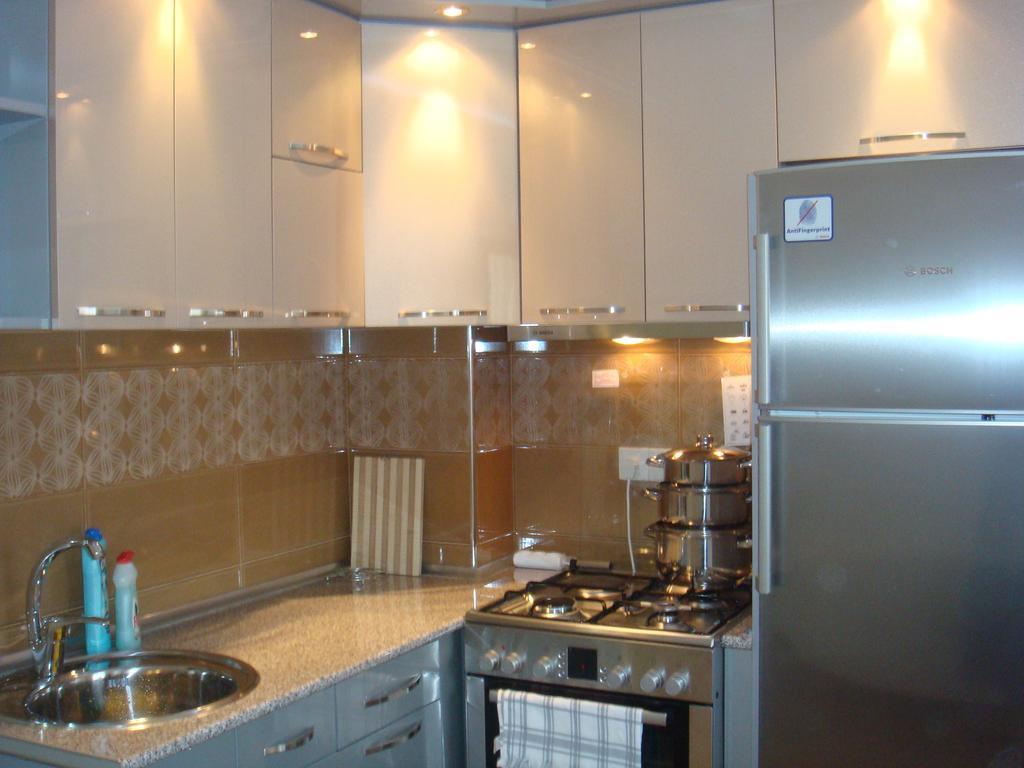 Nino Apartment On Pirosmani Batumi Habitación foto