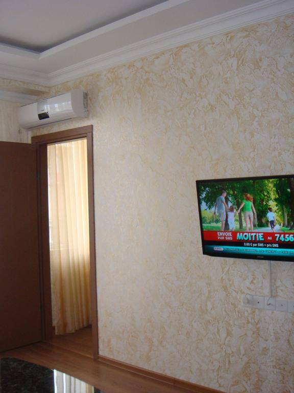 Nino Apartment On Pirosmani Batumi Habitación foto